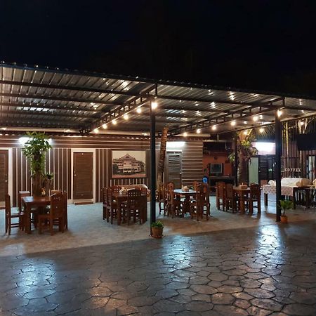 ร่มไม้สายธาร Hotel Phrae Exterior foto